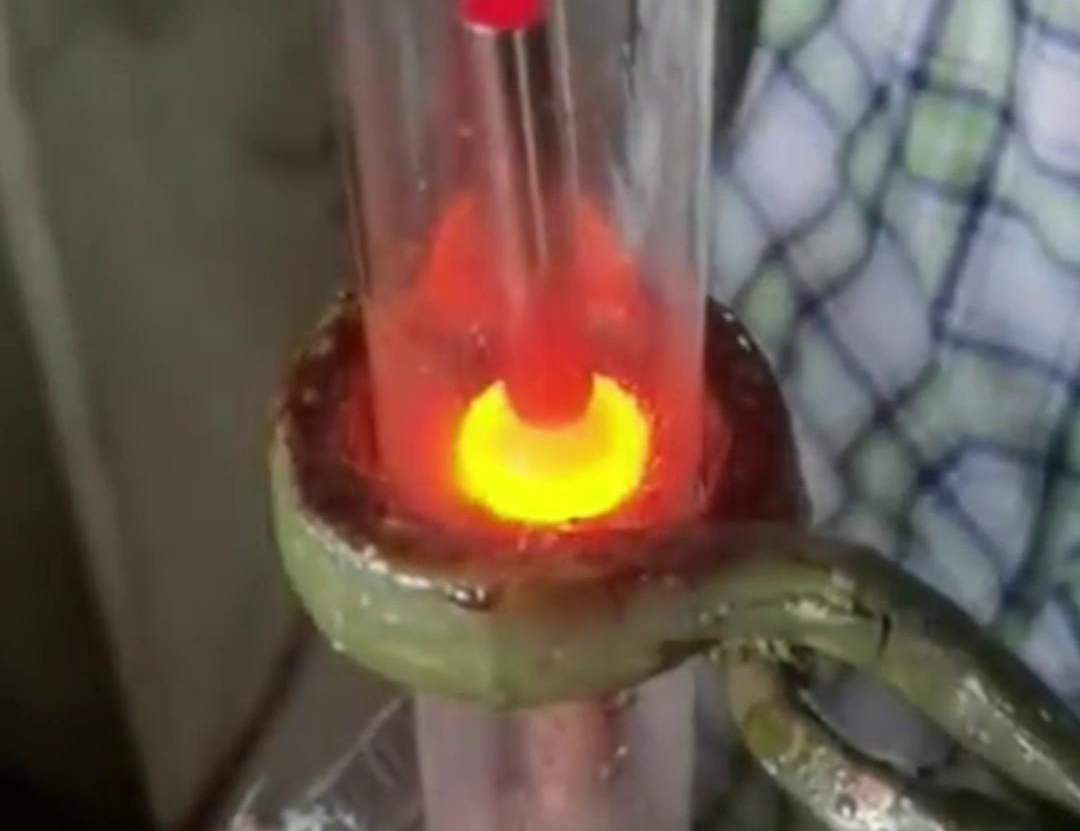 通過手持式高頻加熱機(jī)在氮?dú)獗Ｗo(hù)下焊接銅管，可以獲得高質(zhì)量的焊縫，提高產(chǎn)品的性能和可靠性