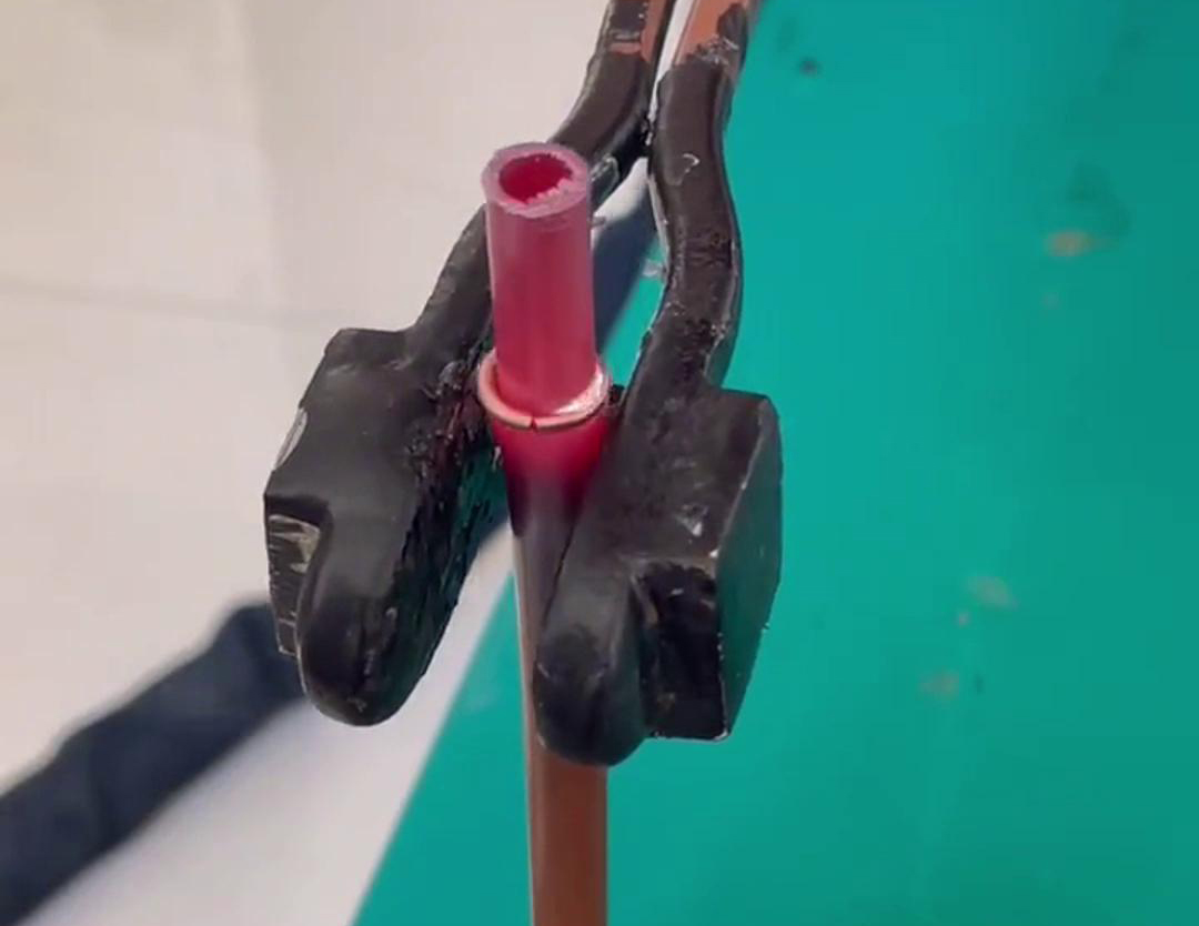 散熱器銅管對接焊用手持式高頻機(jī)，只要三秒就可以焊接完成，看一看效果如何