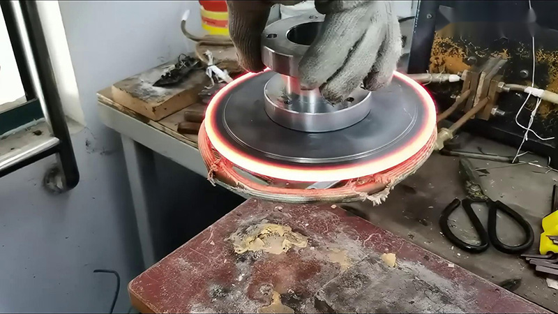 高頻退火機，通過更換線圈可以對不同規(guī)格形狀的不銹鋼工件進(jìn)行退火熱處理
