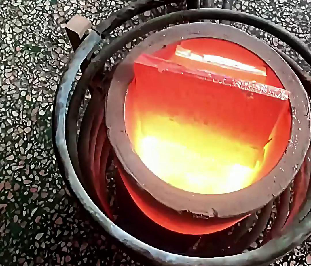 使用380V電壓的小型中頻熔煉爐，它的功率滿足熔煉金、銀、銅，10公斤容量